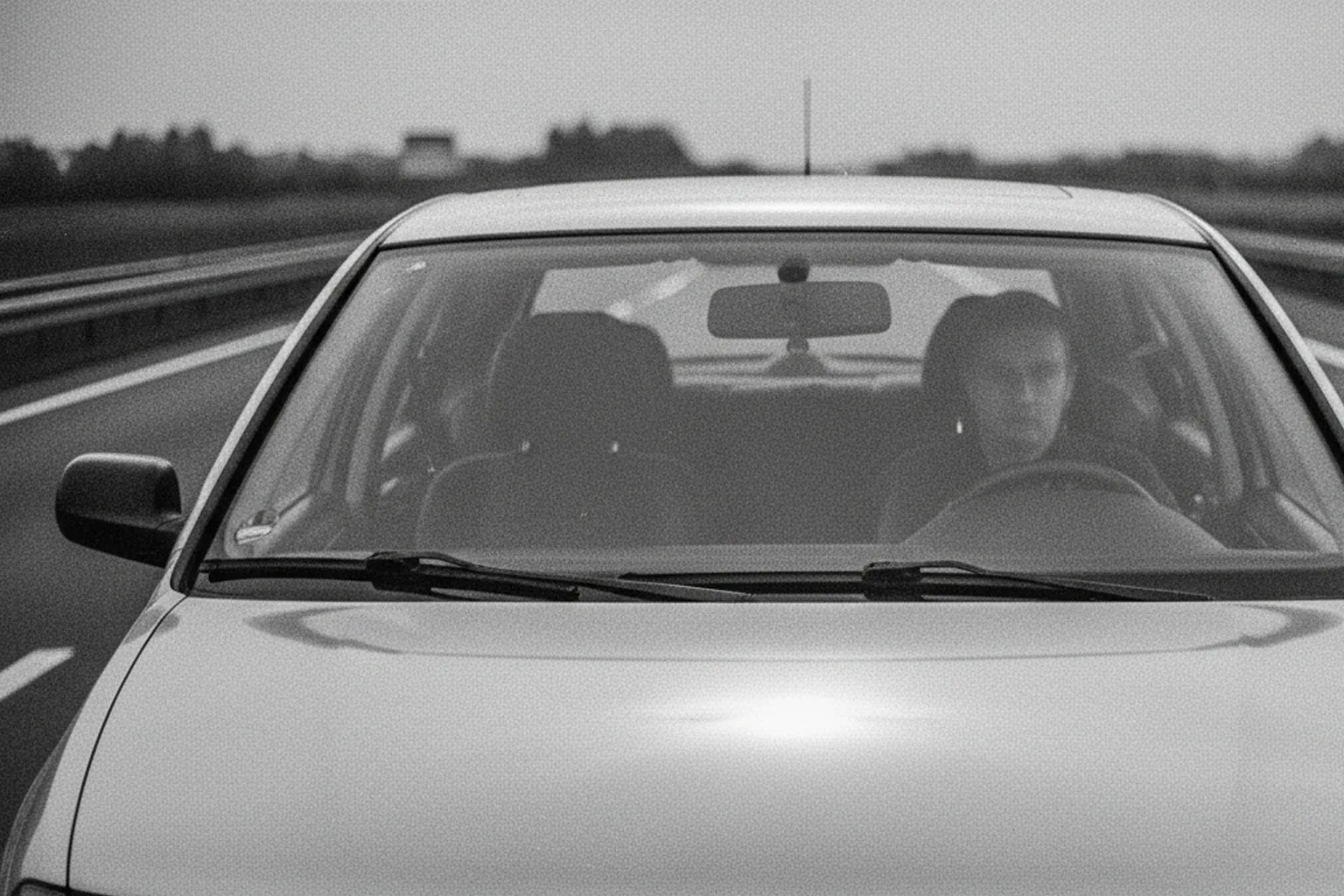 Das Blitzerfoto anfechten: Oft sind nicht optische Mängel, sondern technische Messfehler in der Akte entscheidend für den Erfolg.