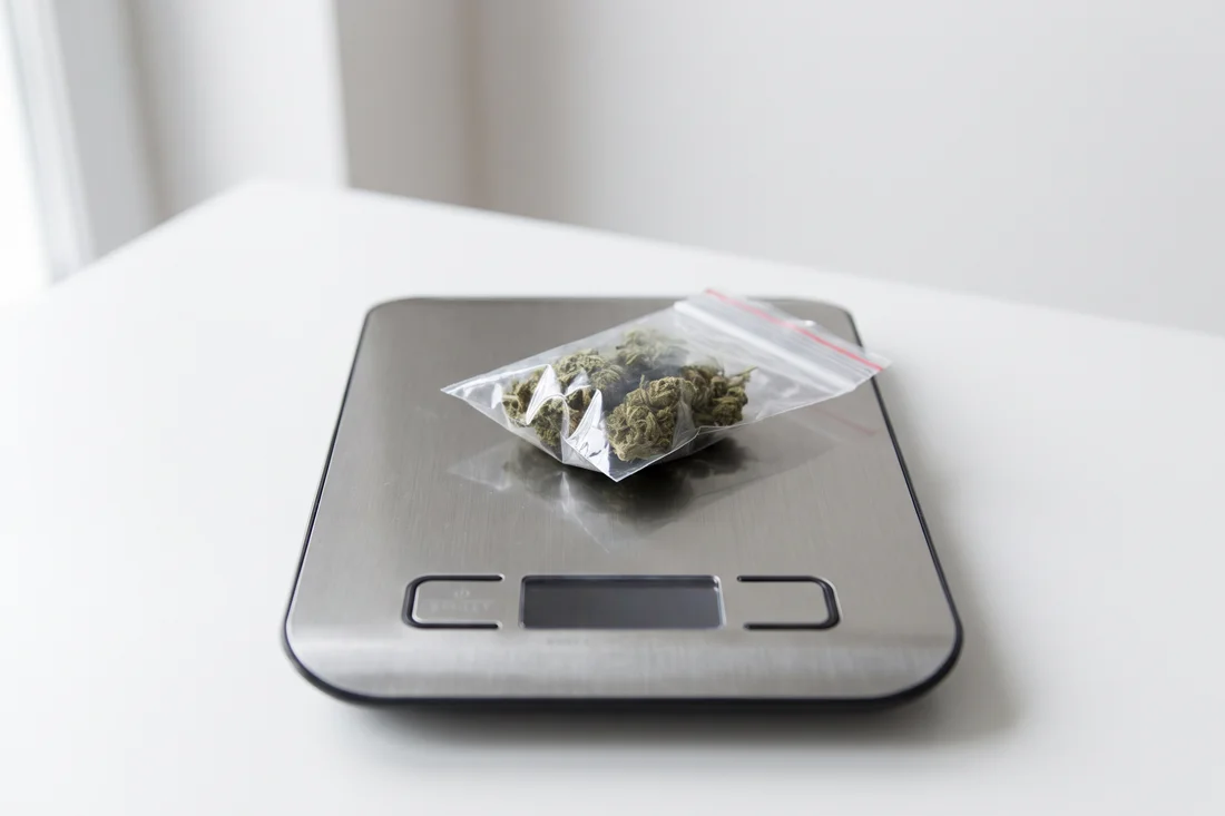 10 Gramm Cannabis: Erlaubt, Ordnungswidrigkeit oder Straftat?